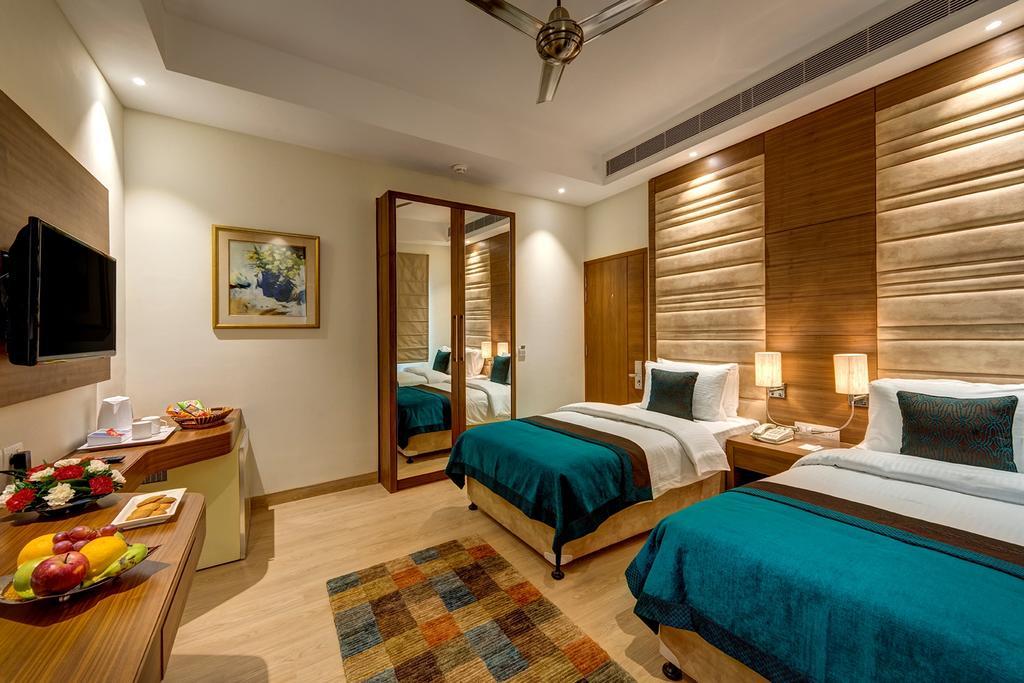 The Astor Hotel Kolkata Room photo