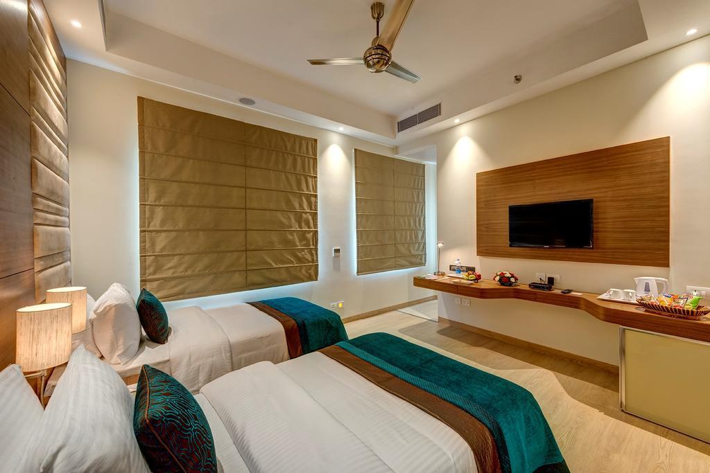 The Astor Hotel Kolkata Room photo